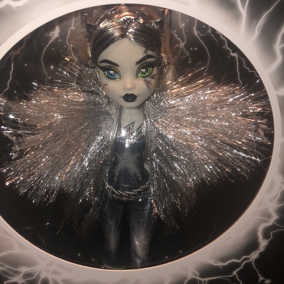 Mattel Exclusive Monster High Voltageous Frankie Stein - Picture 2 of 3